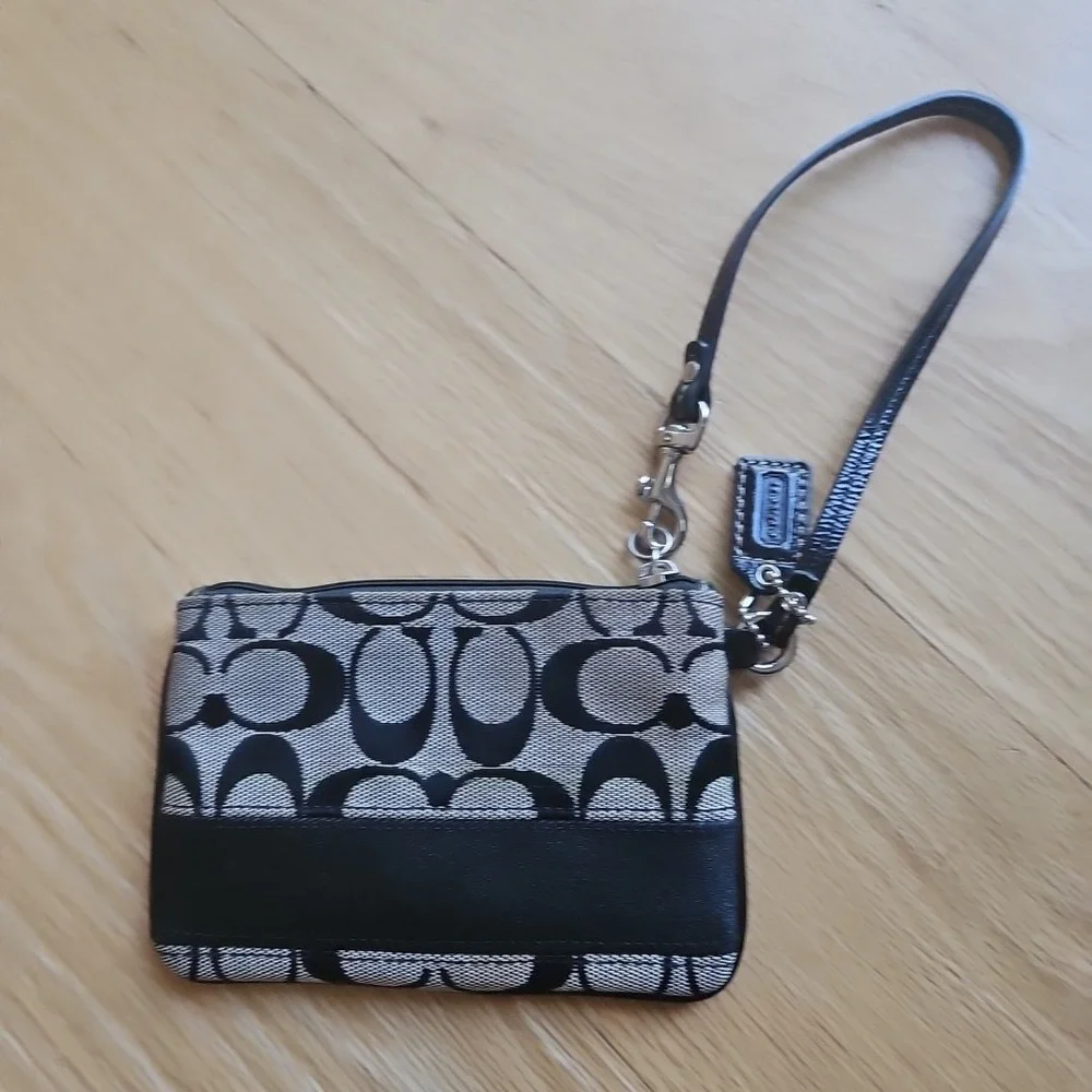 Coach Signature Jacquard‎ Wristlet Black White Canvas Leather Trim 6.25x4 inch